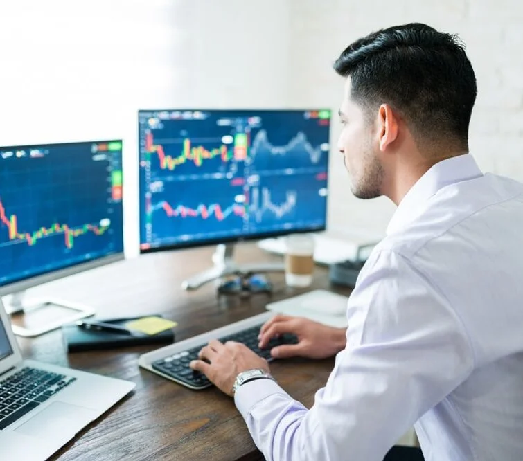 Un hombre en una computadora estudia gráficos
